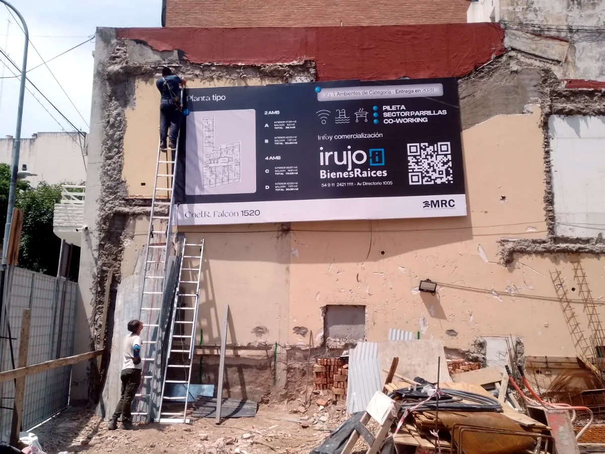 Cartel colocado en el frente de una obra