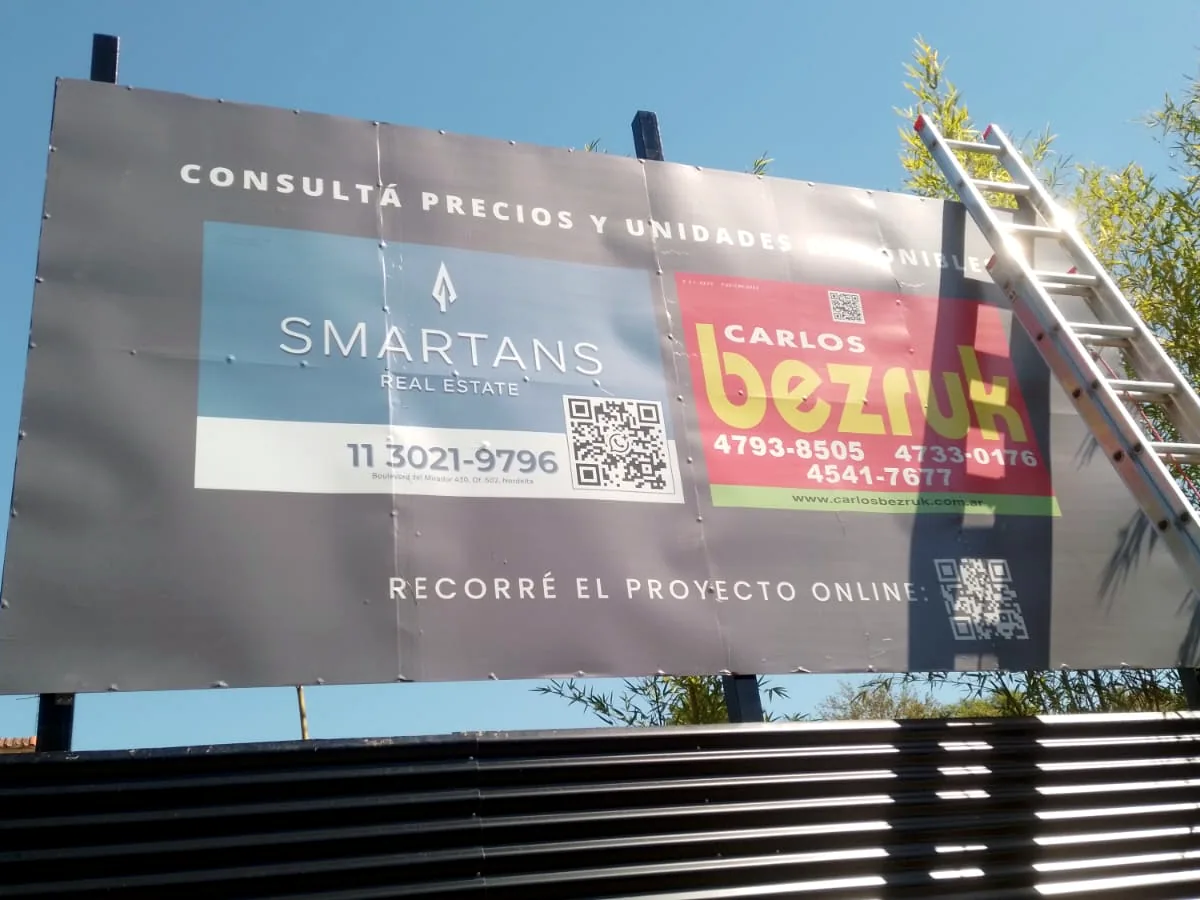 Cartel de gran formato instalado