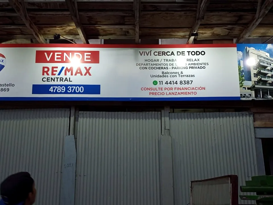 Cartel inmobiliario instalado en un frente