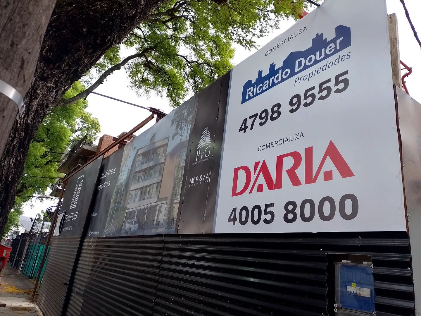 Cartel instalado sobre una estructura exterior