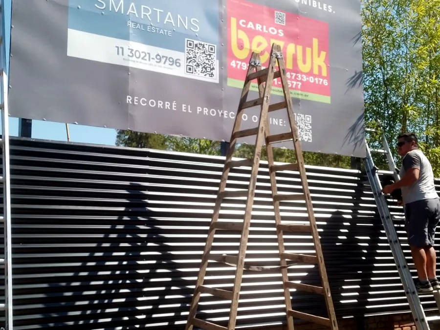 Instalación de cartelería sobre una estructura