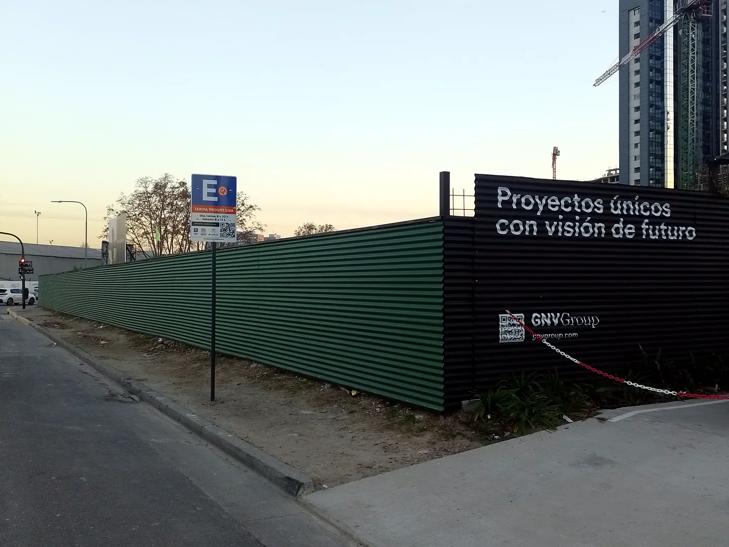 Cerco de chapa verde instalado en obra