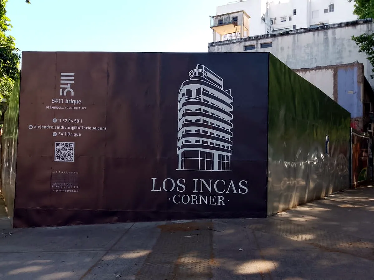 Cerco ploteado instalado en una esquina