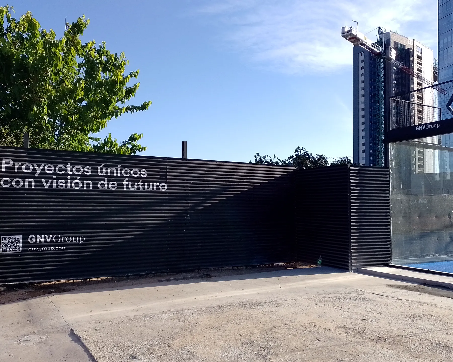 Cerco de obra negro terminado