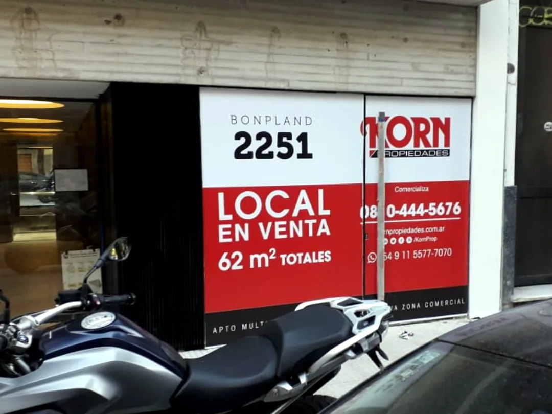 Vinilo instalado en el frente de un local