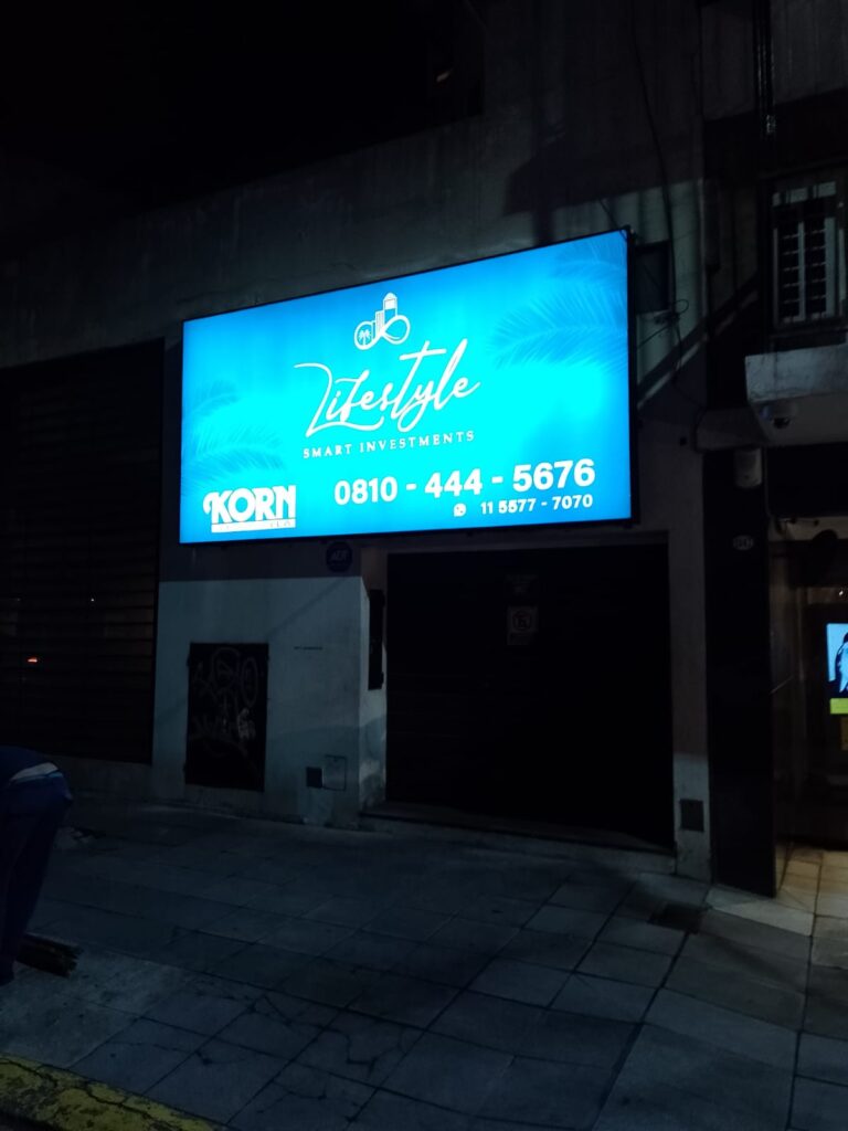 Carteles con iluminación interna