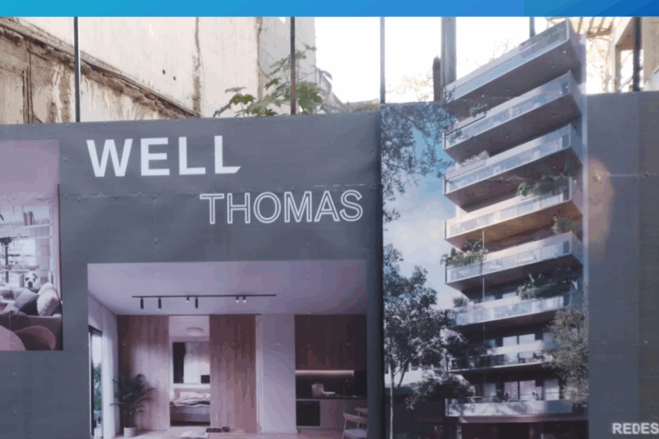 Cerco de obra con gráfica corporativa en Buenos Aires